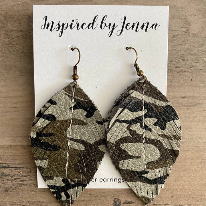 Inspired by Jenna - Venta al por mayor Pendientes colgantes - Pendientes de plumas de piel de camuflaje verde militar (4 tamaños)