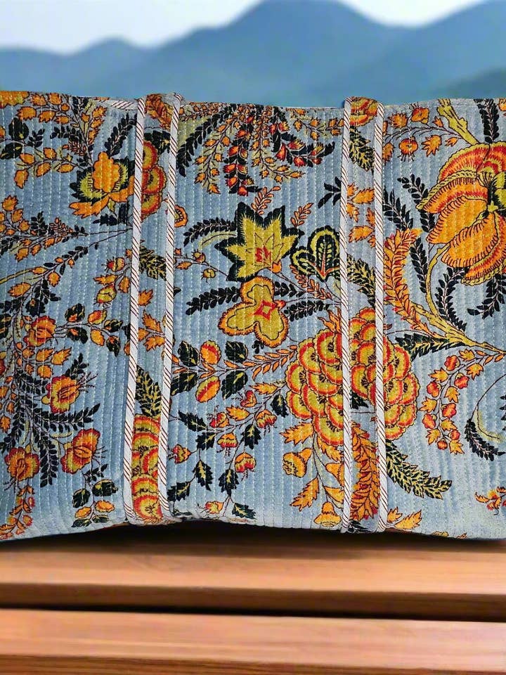 Les cieux sont infinis. pour la vente par Tibet Handicrafts LLC