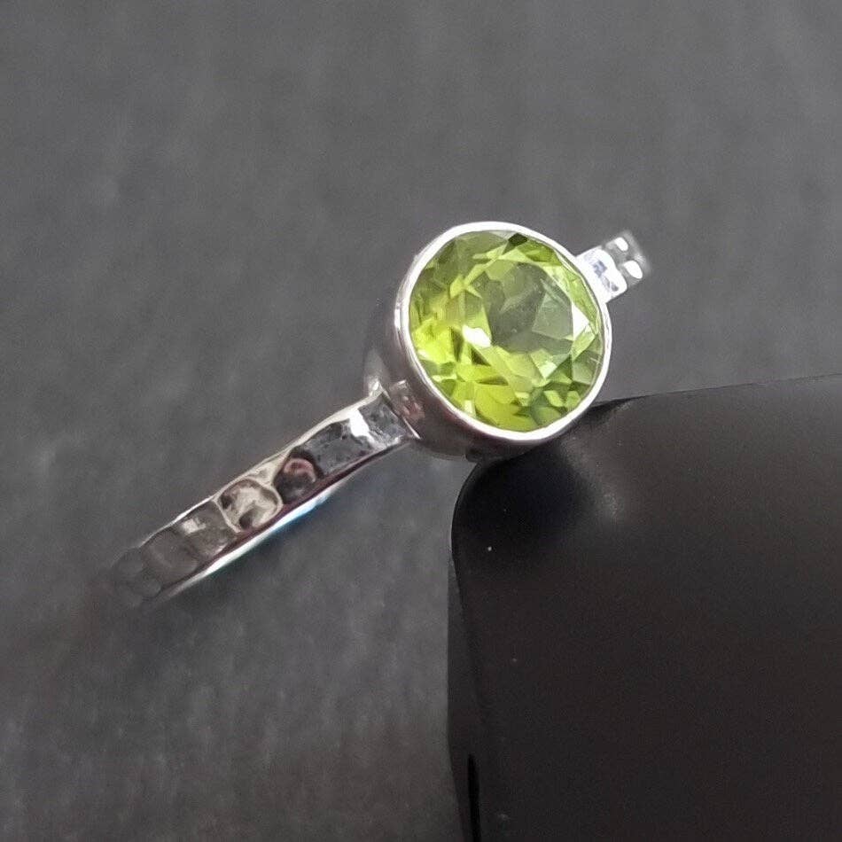 Mistry Gems - Vendita all'ingrosso Anello midi/a fascia - Anello Delicato con Peridoto Rotondo Sfaccettato da 6mm | Argento 925 Martellato6
