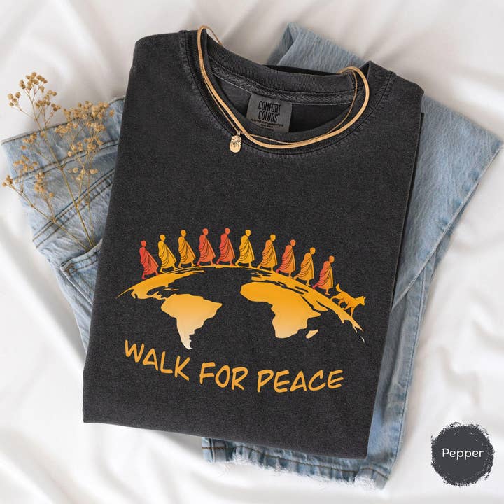 T-shirt Moine Marche pour la Paix, Tee-shirt Compassion Bouddhiste Col Rond pour la vente par Teedico