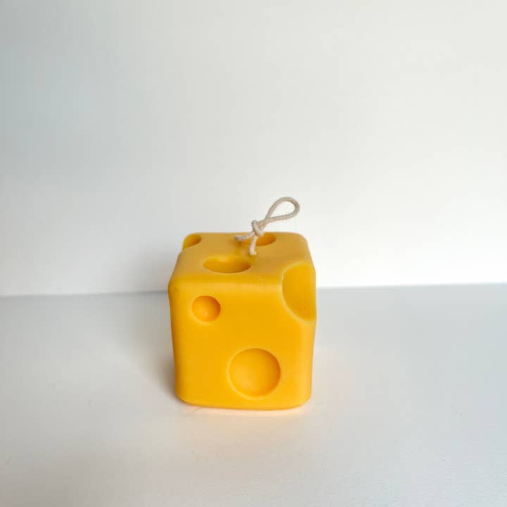 The Wednesday Co - Wholesale Grappige kaars - Sueño con Queso - Kaars in kaasvorm1