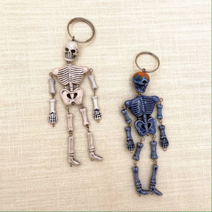 Anhänger aus Keramik mit Schlüsselring, Skelett, Peru für den Großhandel von Tesoros Trading Company