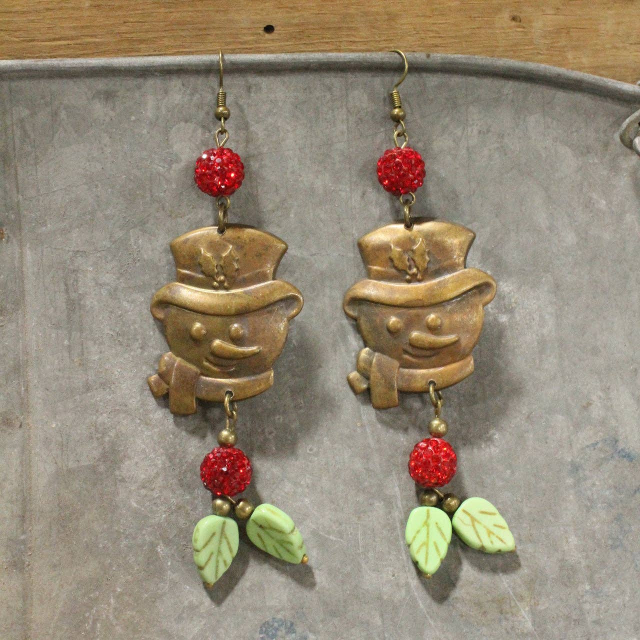 The Primitive Peddler, Inc. - Vente Boucles d'oreilles pendantes - Boucles d'oreilles pendantes Bonhomme de neige Houx Berry3