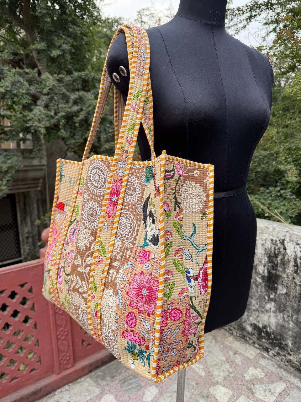 bhavnas boutique - Venta al por mayor Bolsa de asa- Mujer - Bolsa de algodón acolchada para compras con parche floral estampado5
