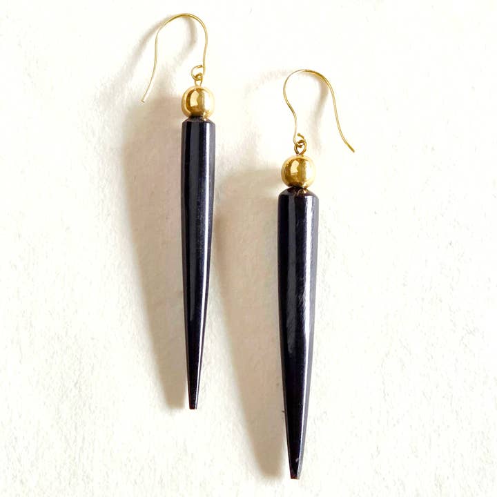 Messinghorn sorte pigkugle øreringe håndlavet for engroshandel hos Bisjoux