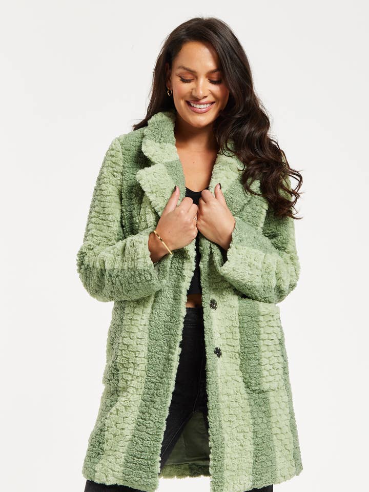 Liquorish Teddy Coat I Grön Rand för wholesale av Liquorish