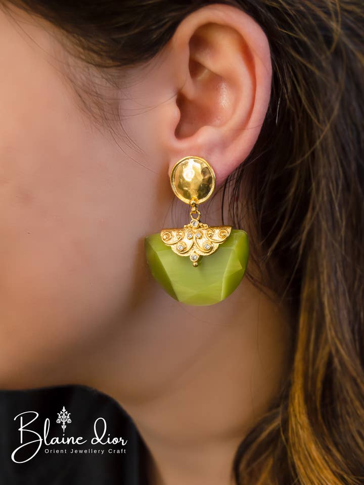 Boucles d'oreilles royales indiennes en or avec œil de chat vert naturel pour la vente par BlaineDor
