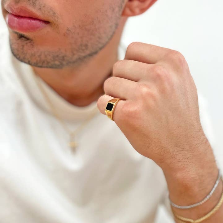 Bague chevalière or avec onyx pour la vente par FU MILLI