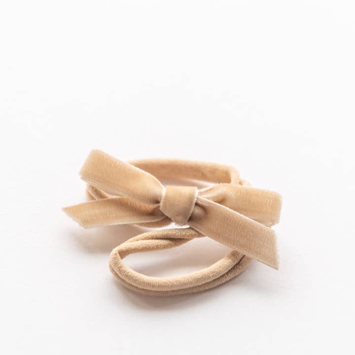 Velvet Bow Elastisk pandebånd | Beige for engroshandel hos Tangle Shiny Stars