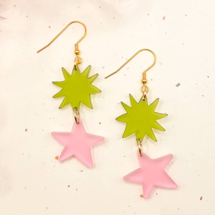 Boucles d'oreilles en acrylique à breloques Constellation (rose/vert) pour la vente par Hoity Toity Goods