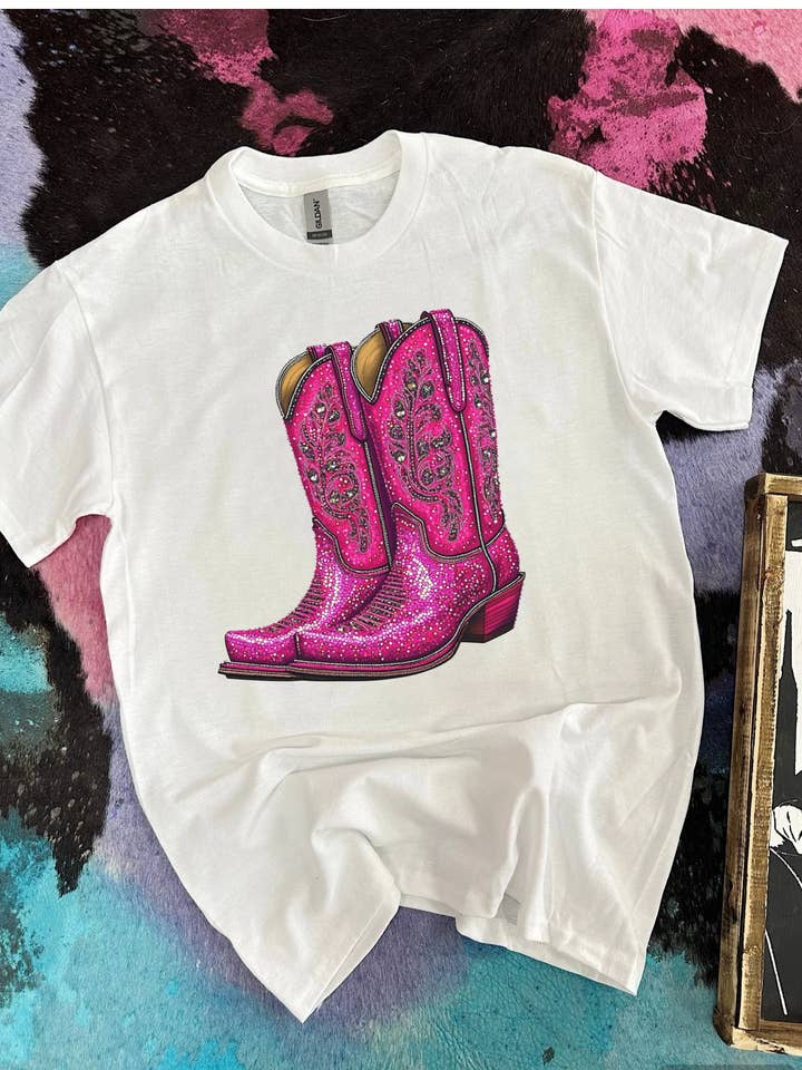 Faux Rhinestone Cowboy Støvler T-shirt eller Crewneck for engroshandel hos Gunpowder and Glam Boutique
