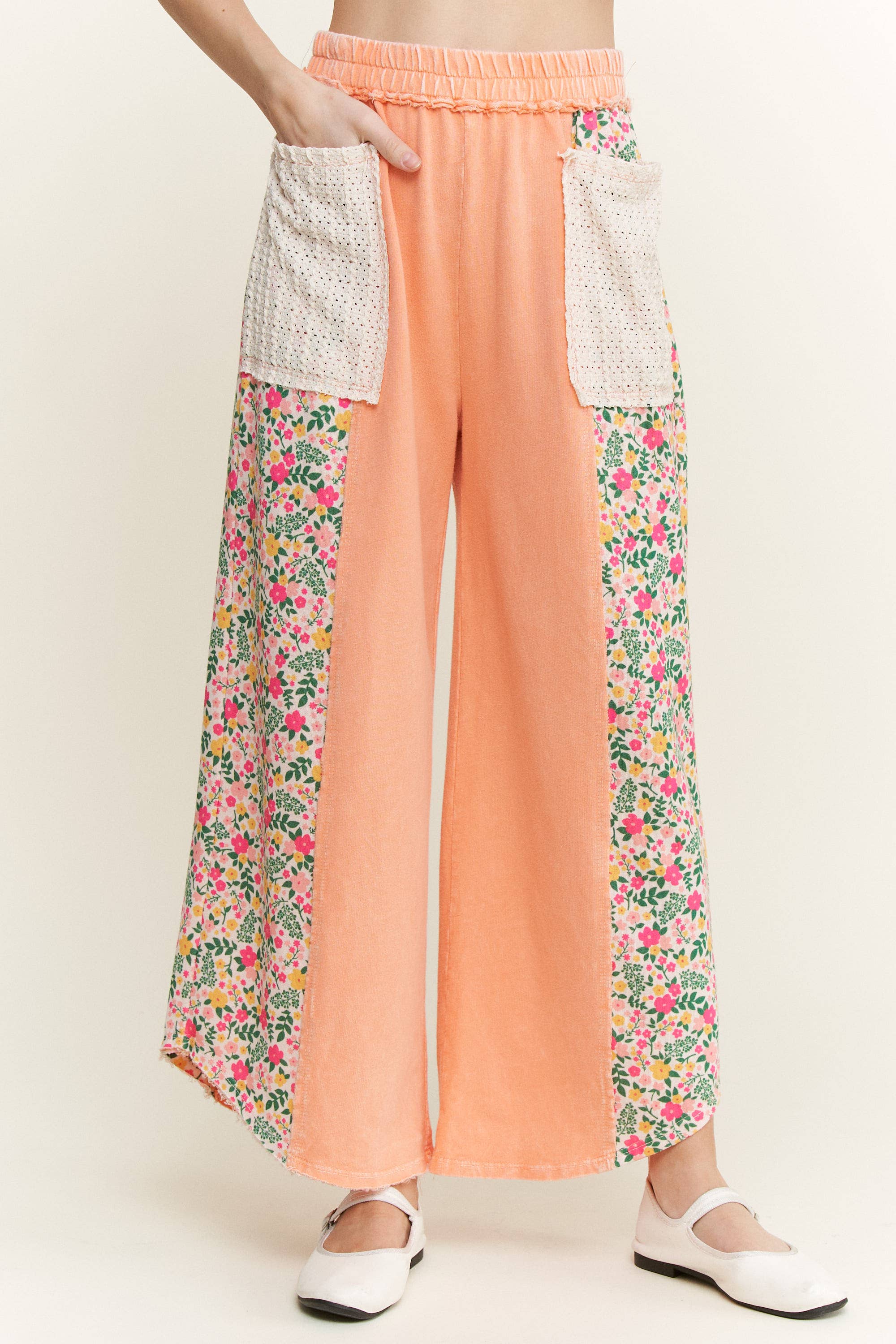 J.Her – wholesale Byxor - Dam – Mineraltvättade blommiga sidokortade byxor HP653911