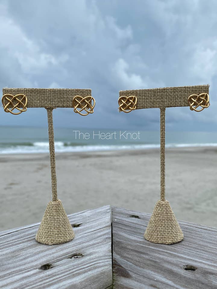 Lille hjerte knude øreringe (højre) for engroshandel hos The Heart Knot