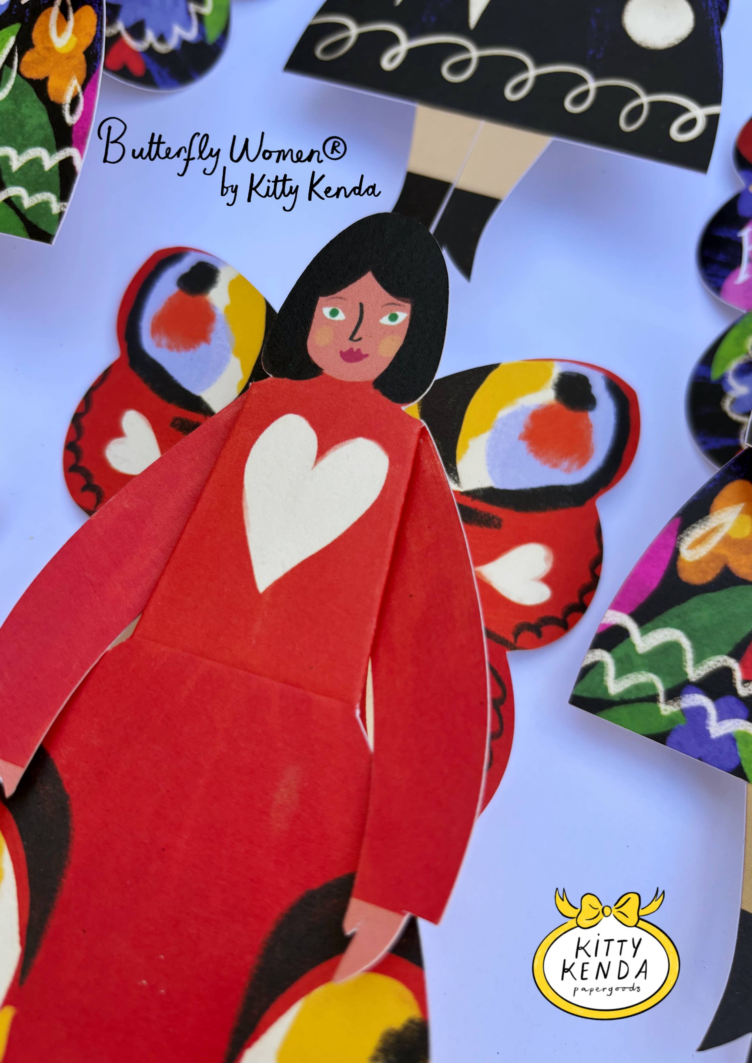Kitty Kenda Papergoods – Engroshandel Hverdagshilsen kort – Butterfly Woman siddekort - påfugl1
