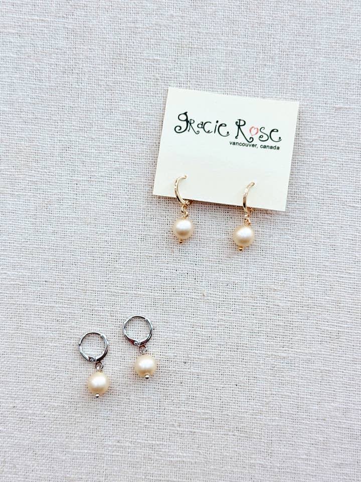Boucles d'oreilles pendantes en perles colorées blanc mat lustre Off-White pour la vente par Gracie Rose Designs