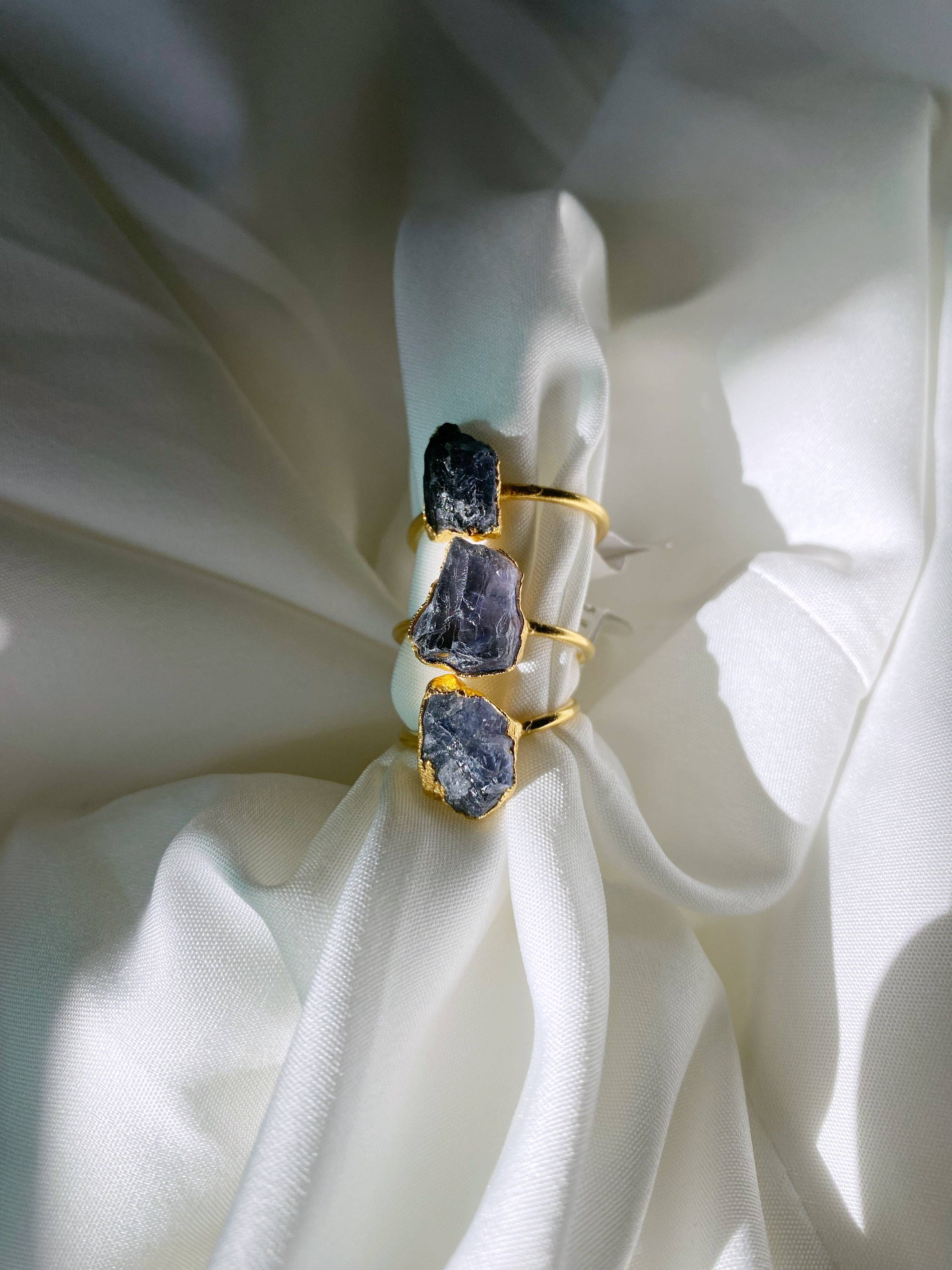 Raw Island Jewels - Vendita all'ingrosso Anelli con pietra singola/solitario - Anello con pietra grezza in iolite (misura 4, 8, 9.5)0