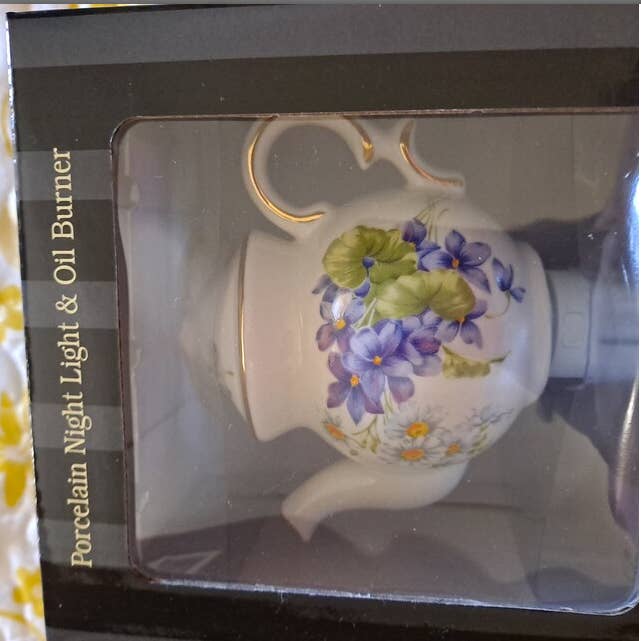Green Pastures Wholesale - Wholesale Night Light - 14k Porcelain Floral Night Light With Oil Burner