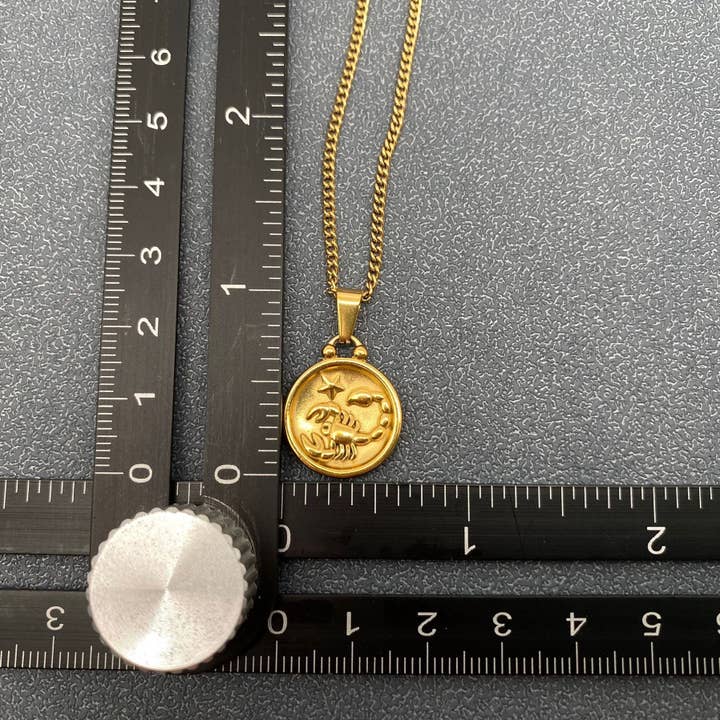 Mio Queena – Engroshandel Halskæde med vedhæng – Zodiac 12 stjernetegn halskæde i 18K guldbelagt rustfrit stål - Mio Queena13