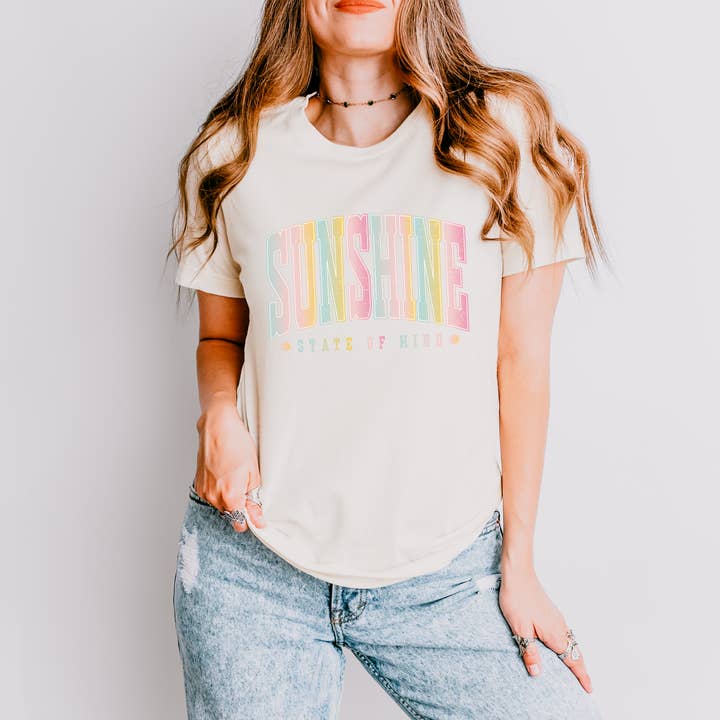 T-shirt graphique pour femmes "Sunshine State of Mind" pour la vente par Trendznmore - Modern Graphic Apparel