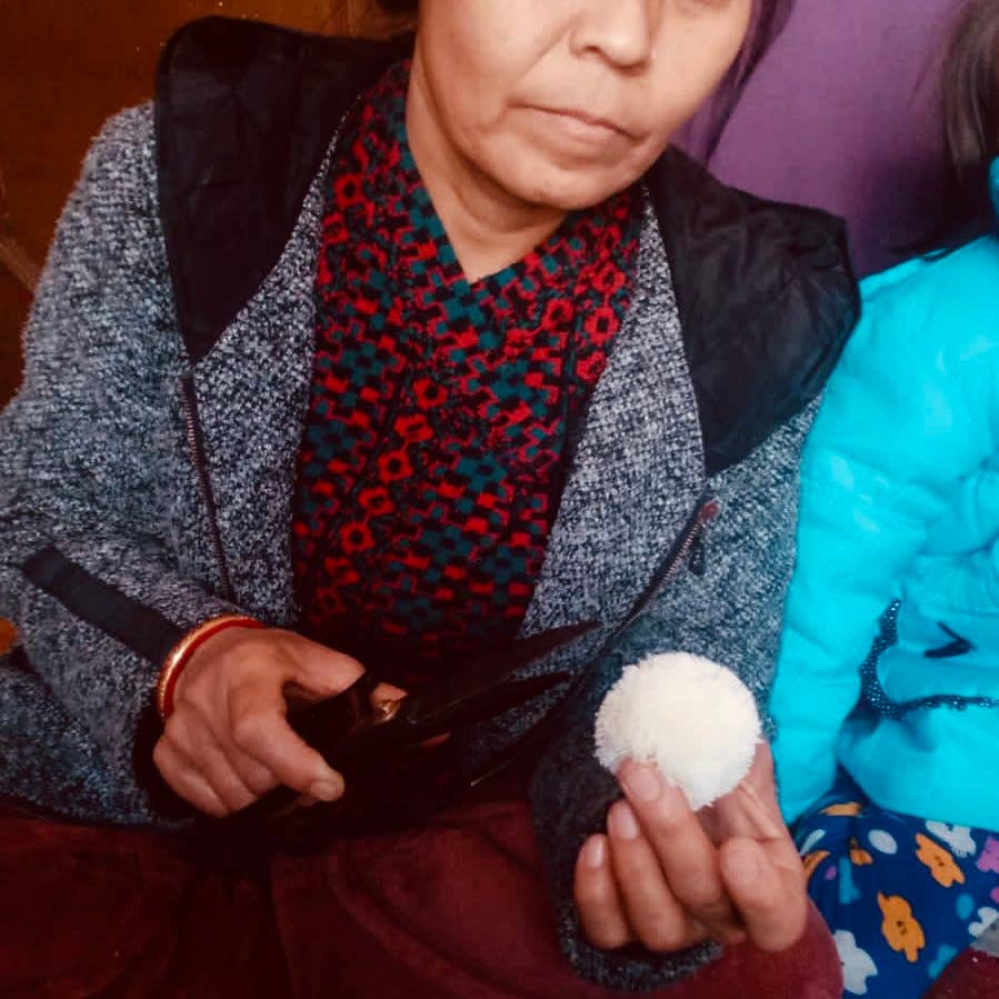 Luna-Leena  - handmade in Nepal - Vente Fleurs artificielles - Fleur pompon 'Lisa' blanc cassé - 1 fleur - laine douce fait main3