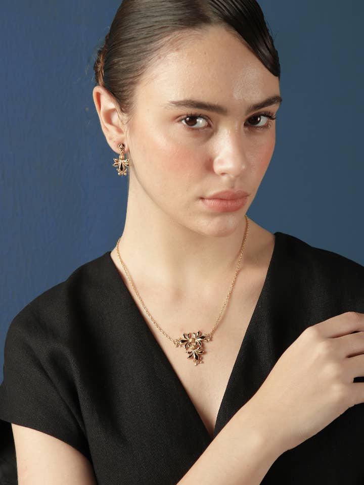 Collier en forme d'abeille baroque pour la vente par Melrosia London