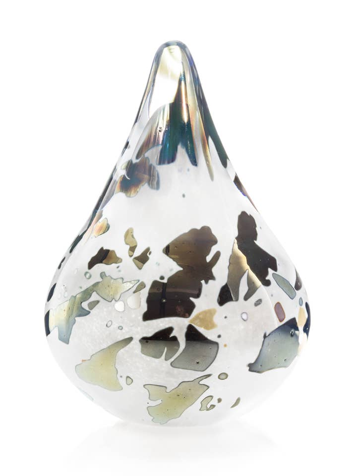 Pisapapeles « White Rainbow Drop » con escamas doradas iridiscentes para venta al por mayor de Nynne Rosenvinge