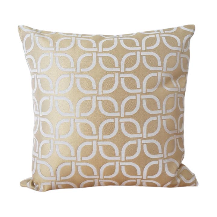 Coussin décoratif motifs géométriques jaune et beige pour la vente par Les P'tits Coussins
