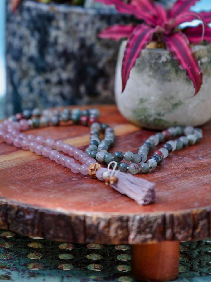 Blutstein & Erdbeerquarz handgeknüpftes Mala-Halskette für den Großhandel von Samadhi Mala Beads