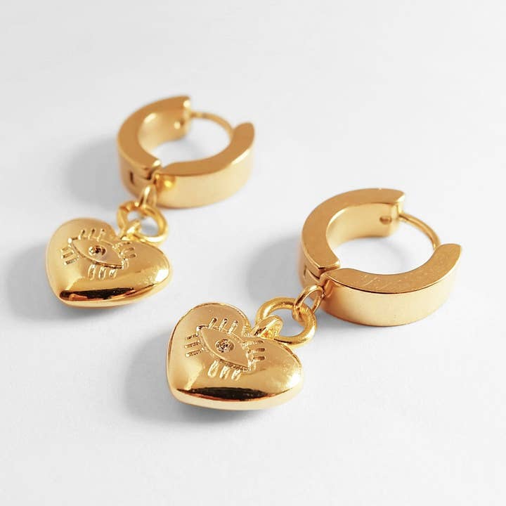 Créoles Huggie à breloques en forme de cœur Evil Eye pour la vente par Augusta Jewellery