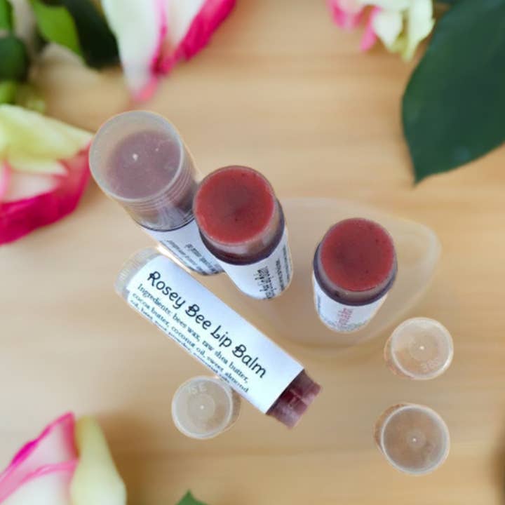 Simple Life Mom - Vendita all'ingrosso Burro di cacao - ROSEY BEE BALSAMO LABBRA - balsamo labbra naturale, colorato di rosso con olio essenziale di menta piperita, idratante colorato per labbra rosse, tinta per labbra1