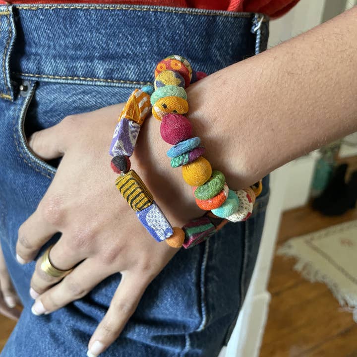 WorldFinds – Großhandel Perlenarmband – Kantha Knopf-Armband