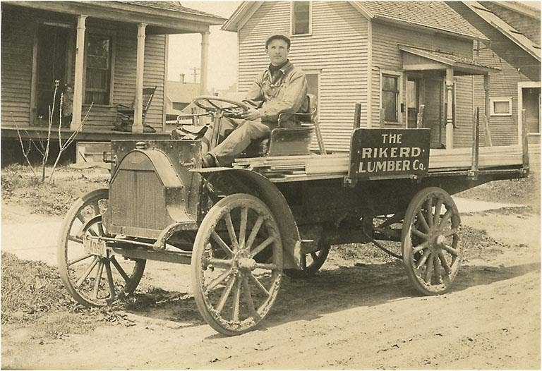 Found Image Press - Vendita all'ingrosso Cartoline - Cartolina AA-09 Rappresentante di Vendite di Legname Vintage0