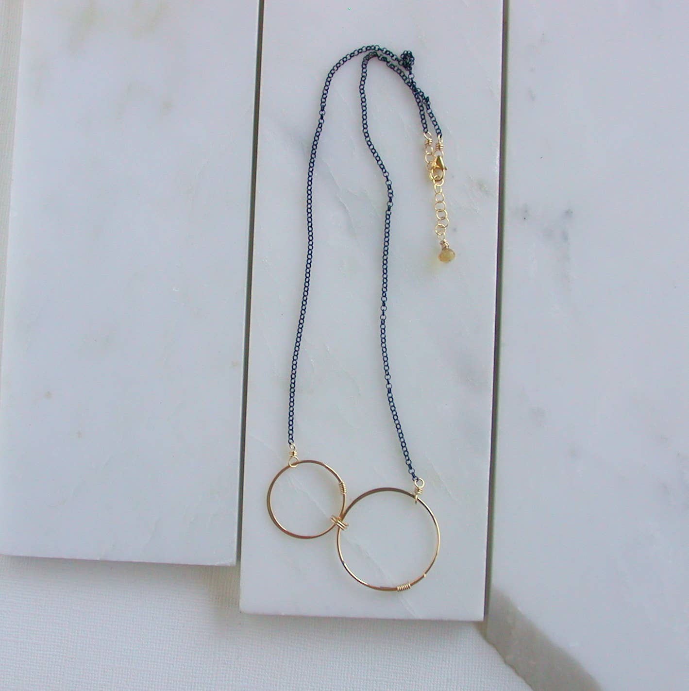 Linda Trent Jewelry - Venta al por mayor Collares con colgantes/abalorios - Collar ennegrecido lado a lado. Opciones de oro, plata y rosa.1