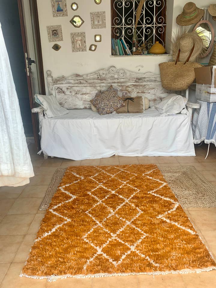 Vintage-Teppiche Berber Morroco, abstraktes senfgelbes und weißes Design. 6 für den Großhandel von Aurobelle Ibiza