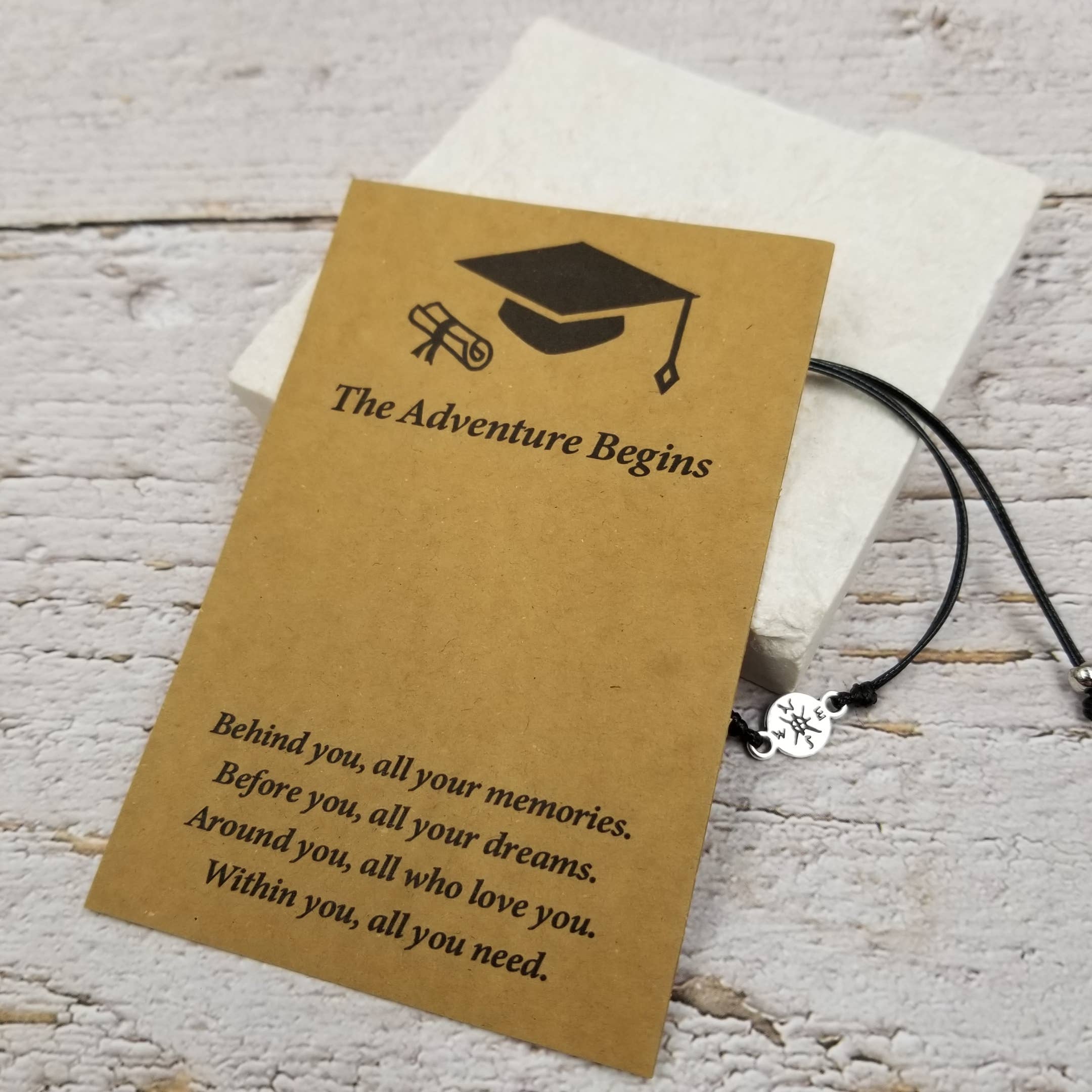 Treasure Wholesale – Engroshandel Armbånd med vedhæng – The Adventure Begins Uddannelsen Kompasarmbånd2