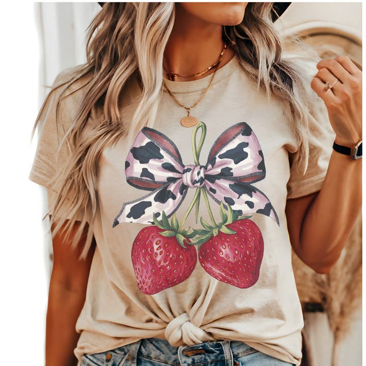 Sommer Jordbær Koskind Print Sløjfe Land Grafisk T-shirt for engroshandel hos Par.tees by Party On!