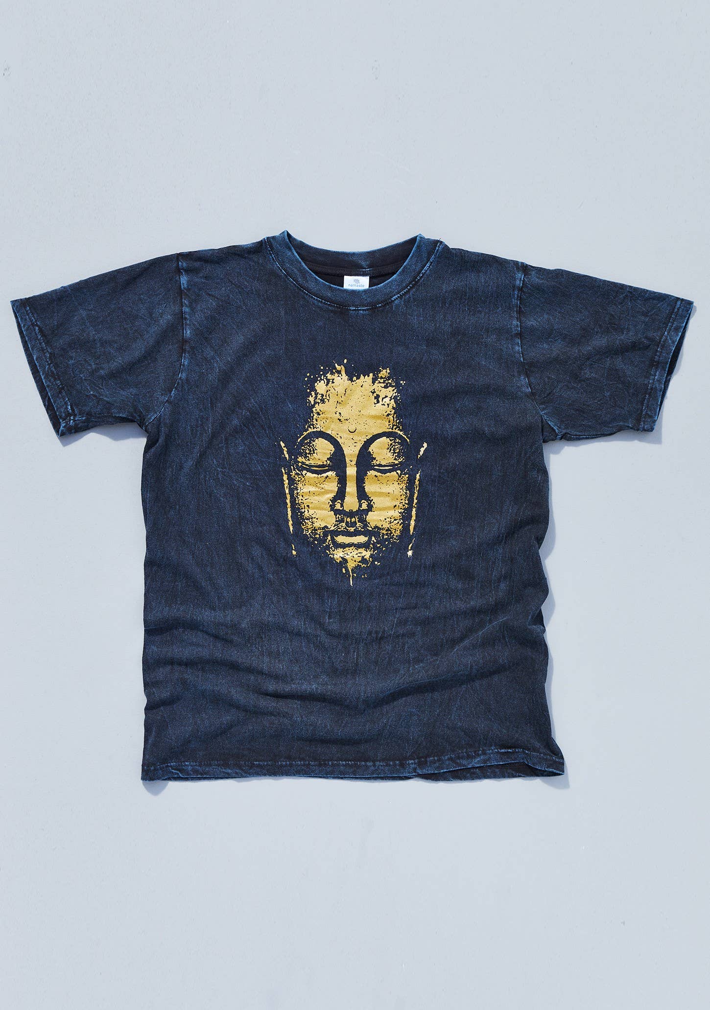 Namaste - Wholesale T-shirt met print - Uniseks - Stonewashed uniseks t-shirt met gouden Boeddha-print0