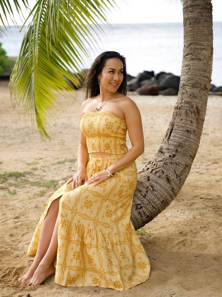 Haut à smocks Kiki en Pua Kenikeni Glow pour la vente par EHA Culture