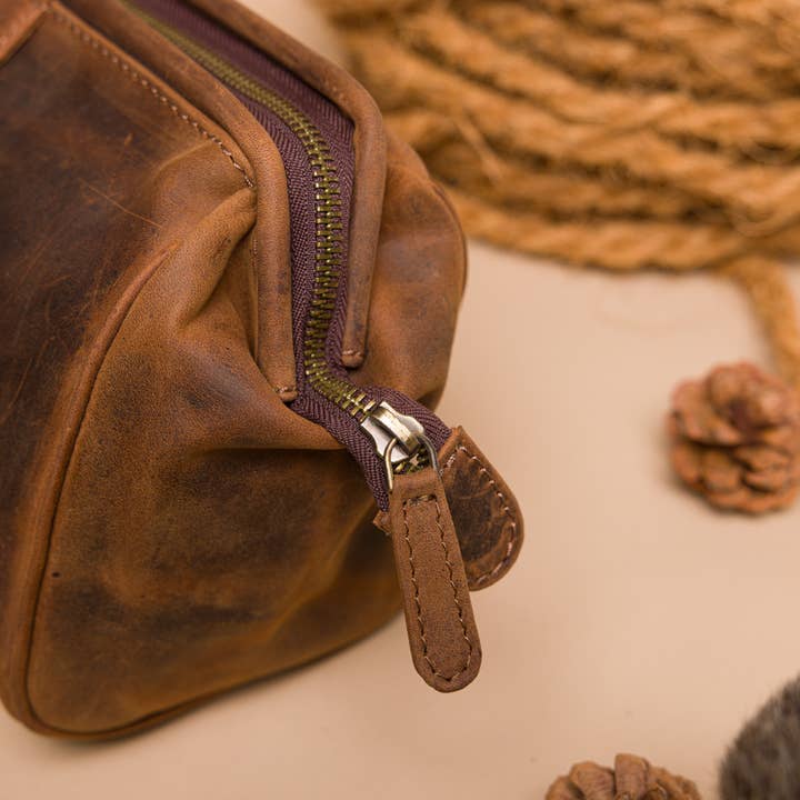 Redbrick – wholesale Toiletry bag – men's – Woodbridge Brown Leather Wash Bag4