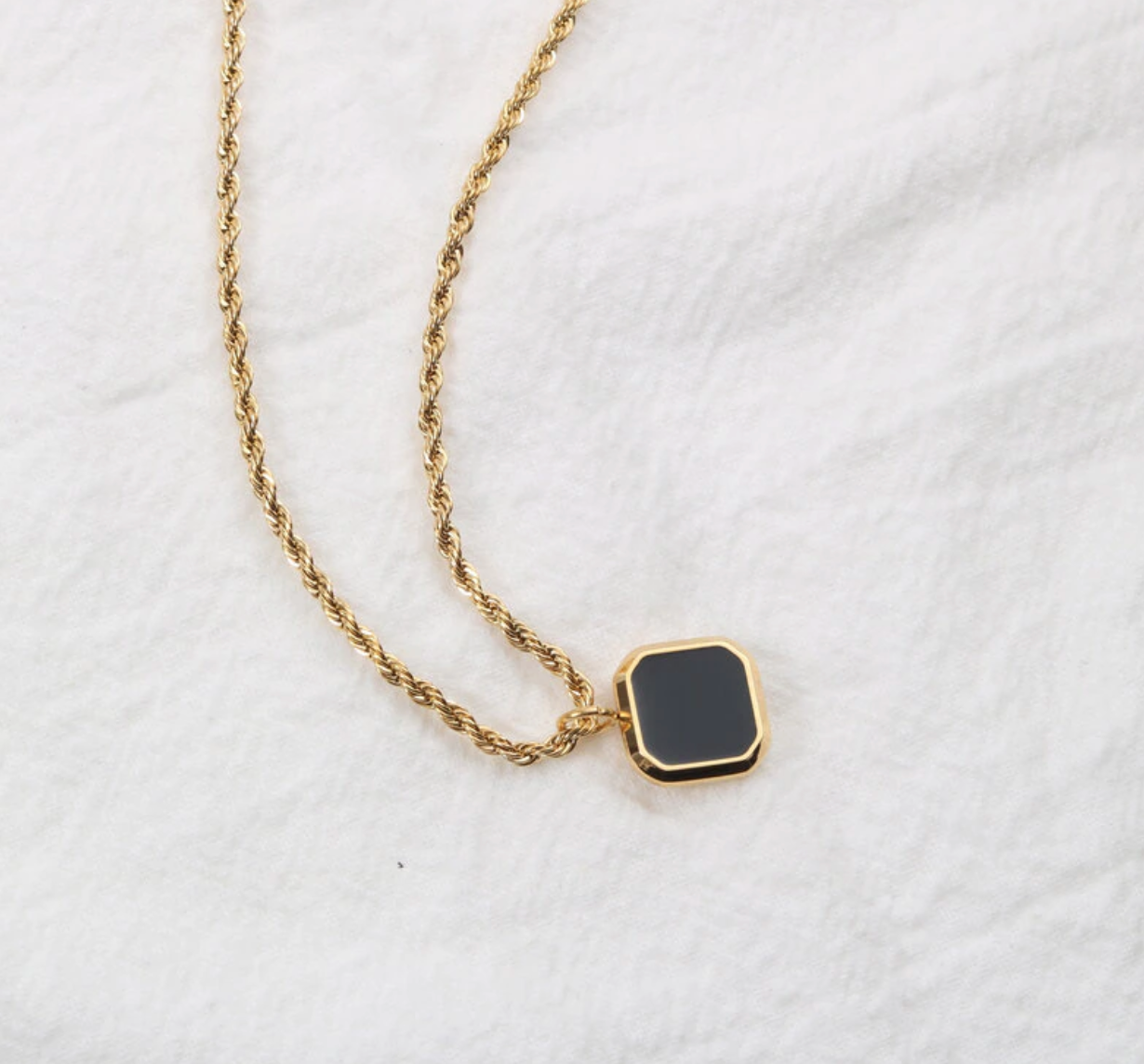 MeloMelo – Colar pingente/pendente por atacado – Maxime - Colar com pingente torcido de esmalte preto quadrado1