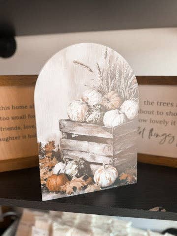 Insegna ad arco in legno con zucche impilate per mensola per la vendita all'ingrosso da parte di Johnson Livings LLC