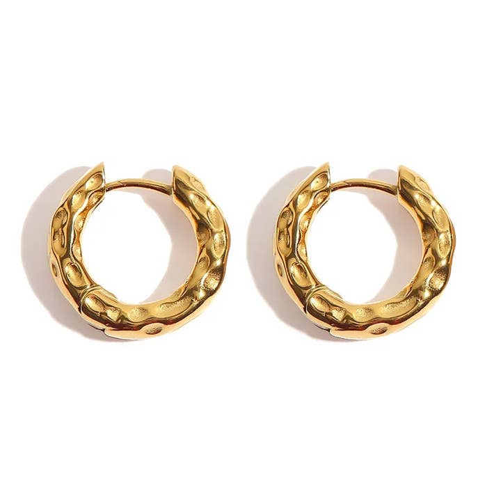 Hamrade Hoop-örhängen för wholesale av Kriya Veda