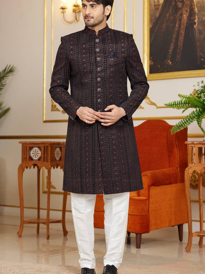 Schwarzer Kunstseide Indo-Western Traditioneller Sherwani Langer Kurta & Anzughose für Herren zur Hochzeit - Stickereiarbeit für den Großhandel von HATKE BRIDE