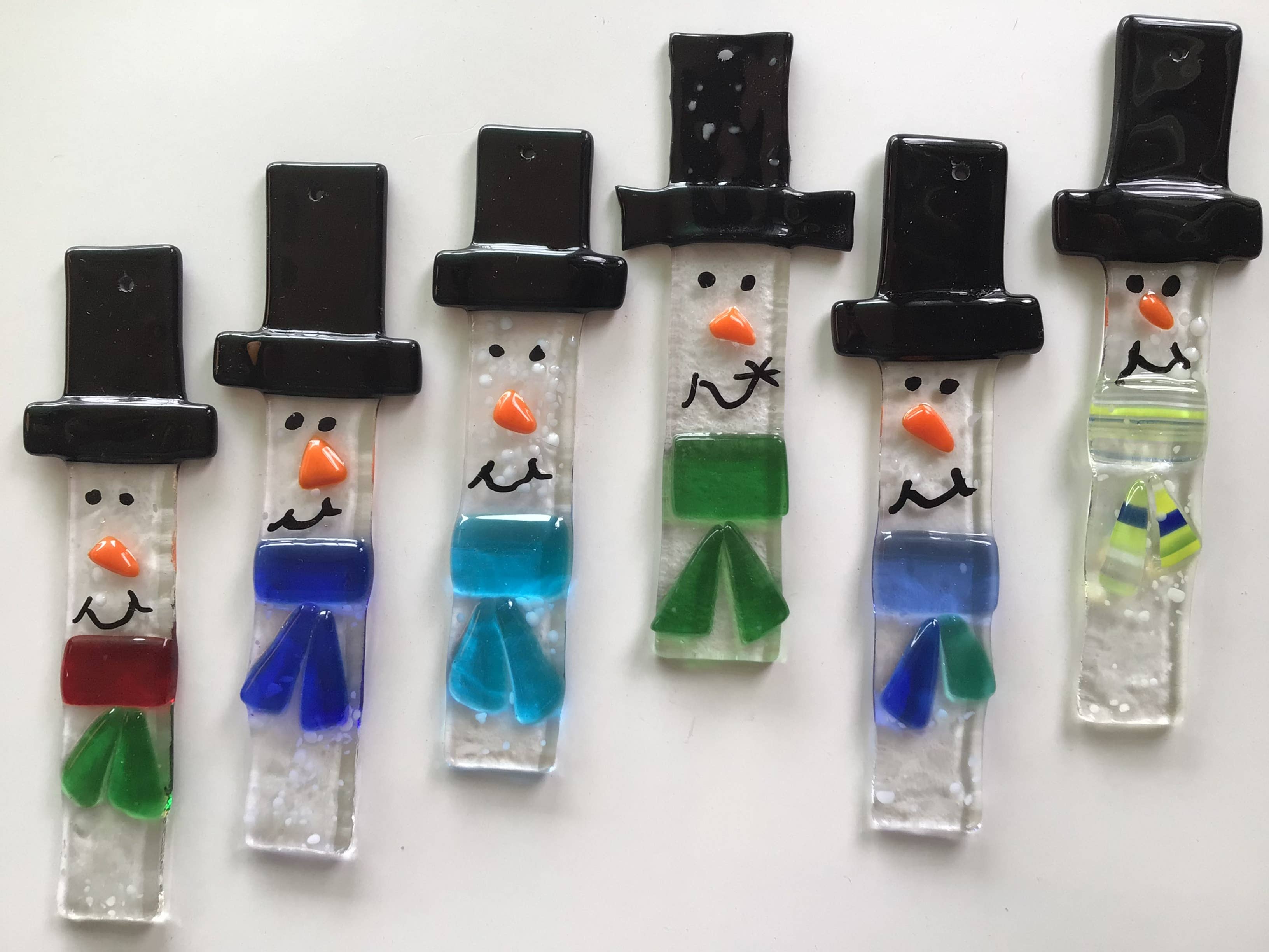 Disponível em branco ou transparente com cores variadas para lenços. Enfeites de bonecos para venda a revendedores na Faire6