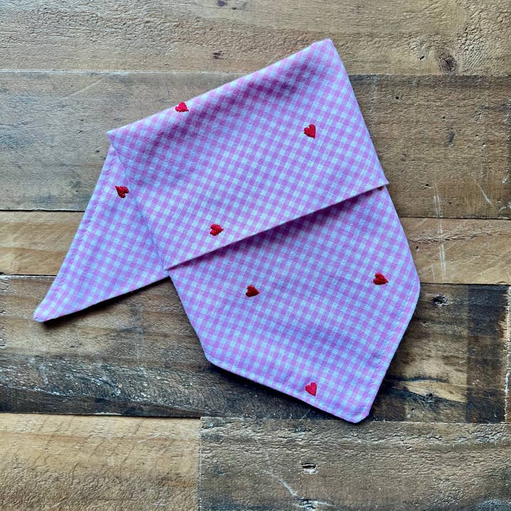 Valentijns Geborduurde Harten Hondenbandana voor wholesale door Pets and Love Boutique