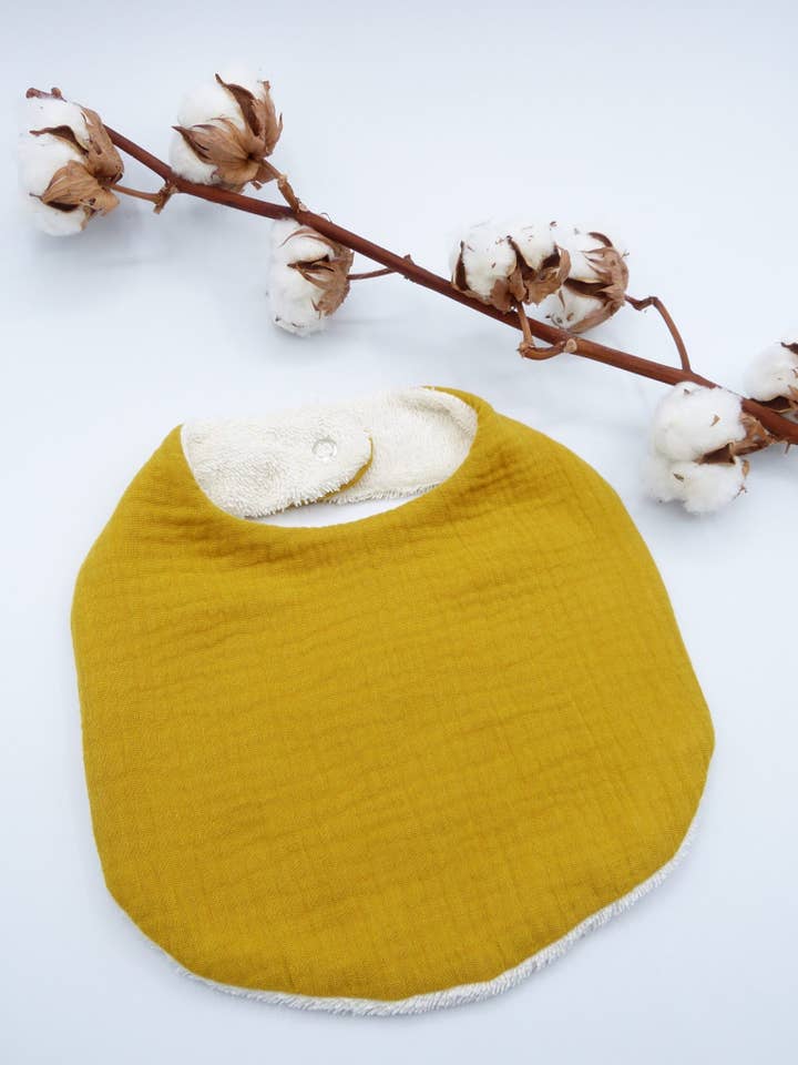 Grand bavoir Timéo en coton biologique - Jaune moutarde pour la vente par Tijala