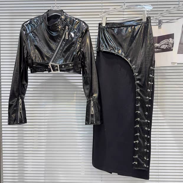 SET214Y Giacca in Finta Pelle di Coccodrillo con Cerniera e Gonna con Anello per la vendita all'ingrosso da parte di Productseeker
