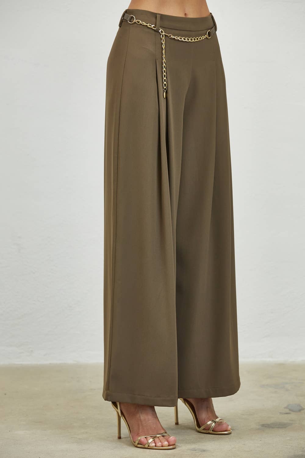 Edit by Nine - Venta al por mayor Pantalones - Mujer - Pantalones Anchos Plisados con Cinturón de Cadena Dorada1