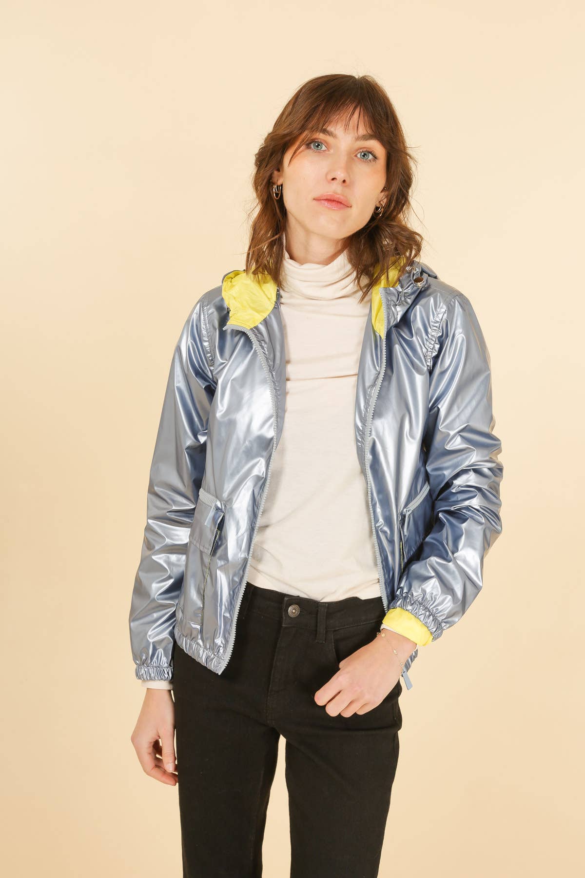 Attrait Paris – Engroshandel Vindjakke - Dame – Kort metallisk vindjakke med hætte og integreret skygge10