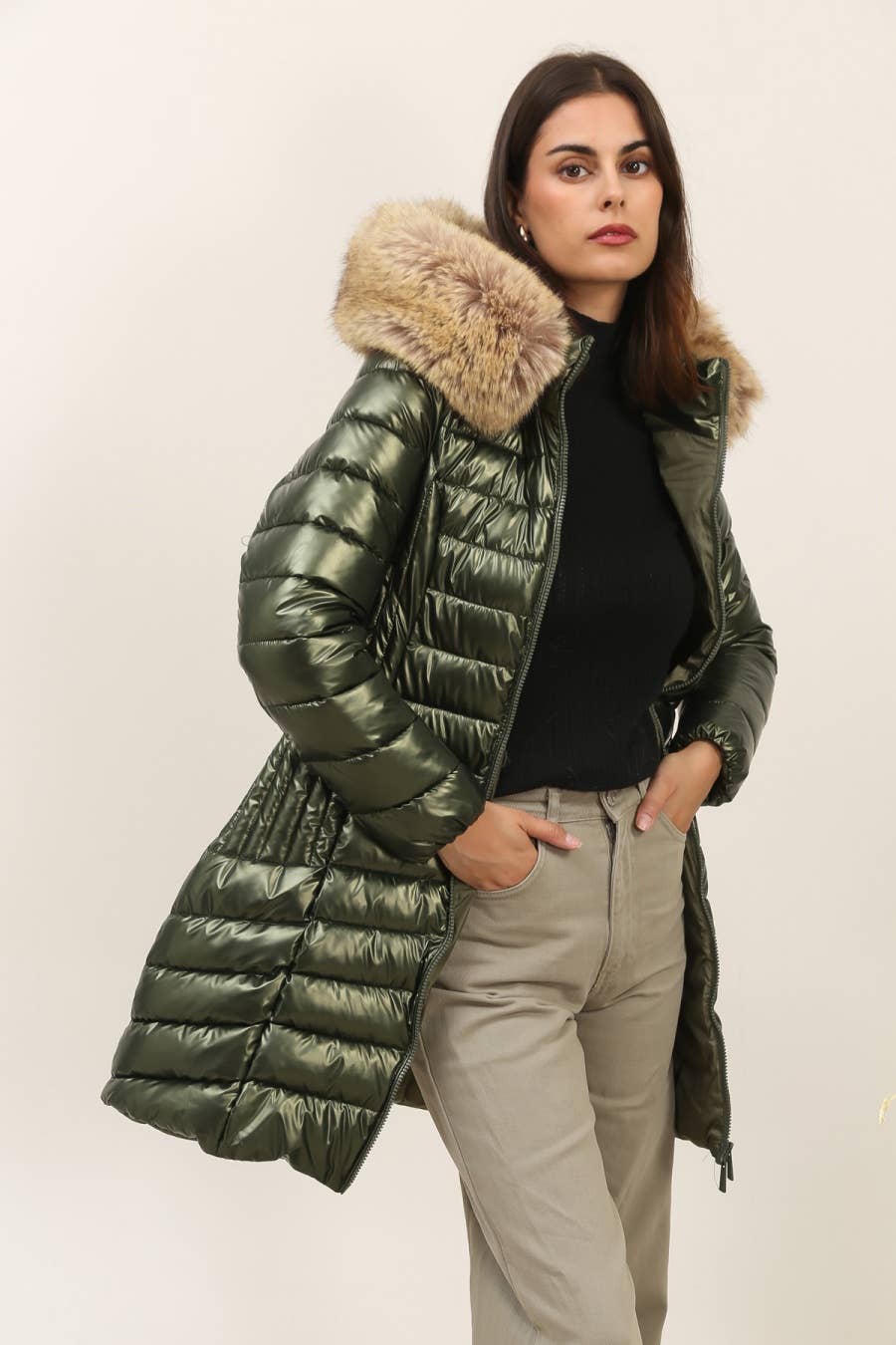 Attrait Paris – Großhandel Pufferjacke – Damen – Metallic lange Steppjacke mit Fell am Kapuzenrand39